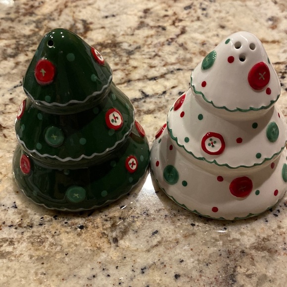 Home Essentials Other - Vintage holiday Christmas tree salt pepper shakers